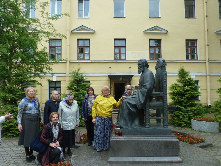P1260084_у дома св Иоанна Кронштадского2