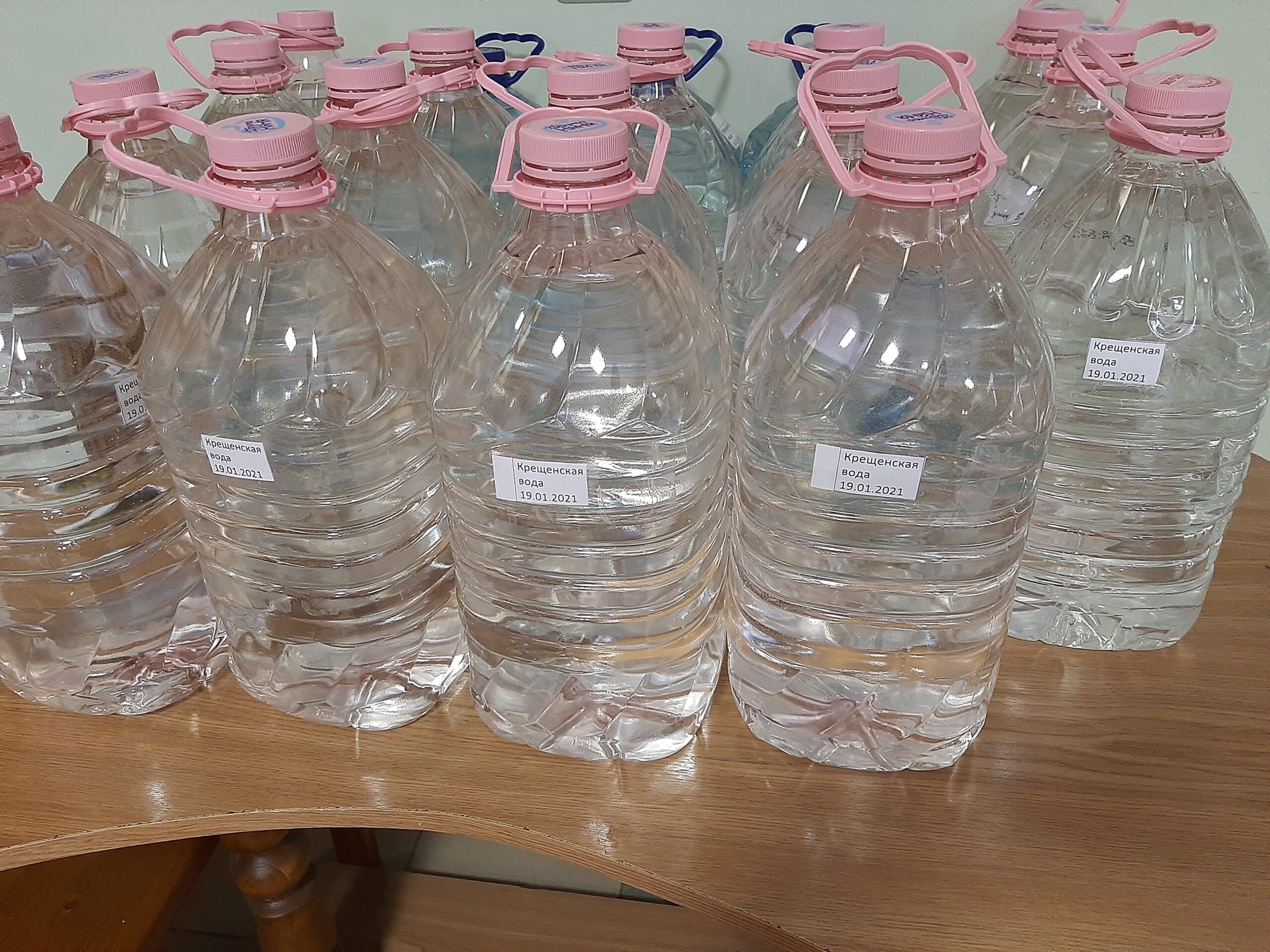 Крещенскую воду принесли ветеранам