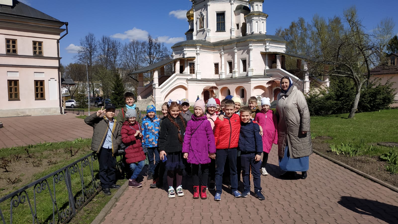 Состоялась экскурсия по территории храма святых Бориса и Глеба в Зюзине и музею Зюзинской волости для местных школьников