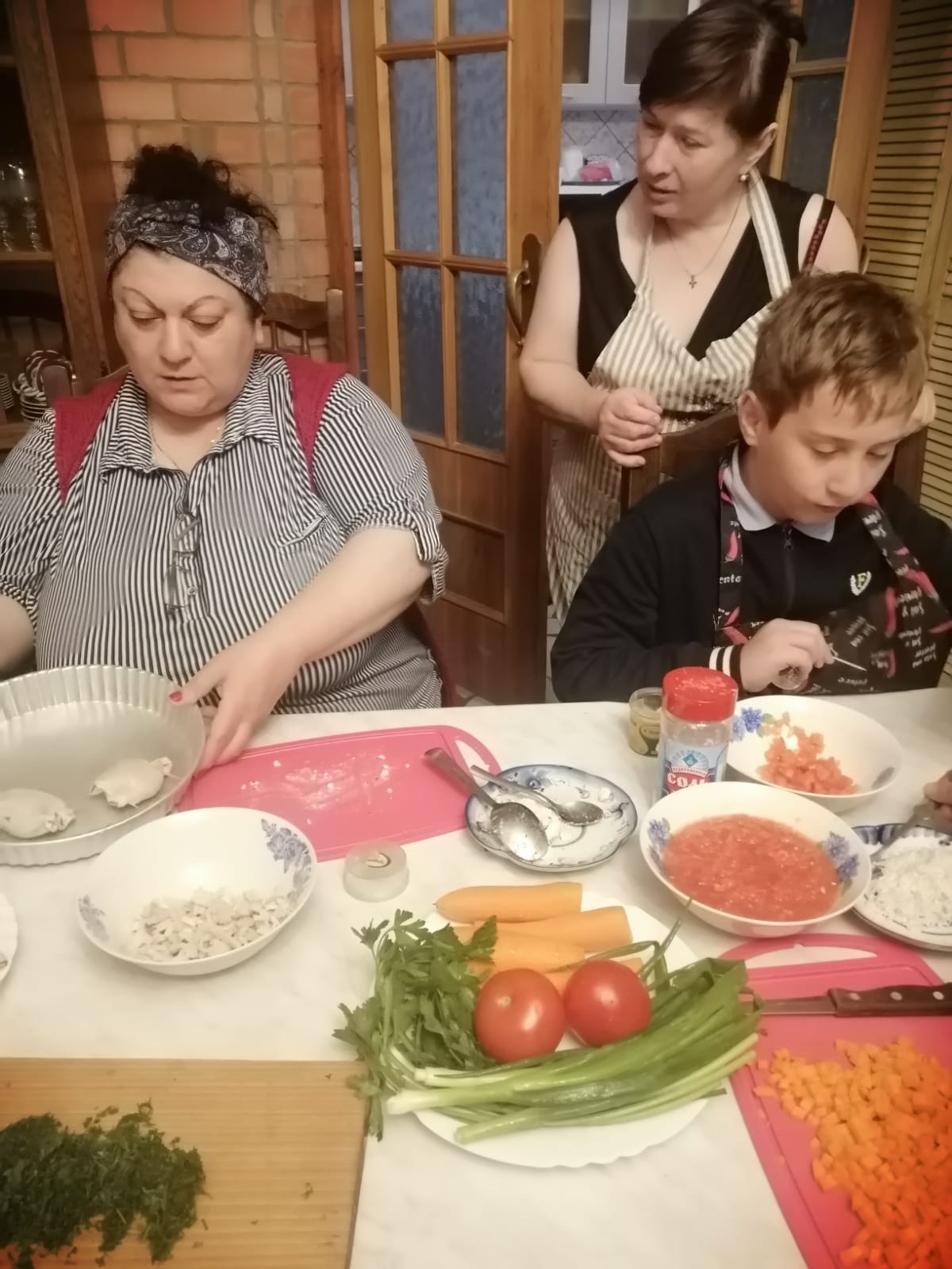 Готовка фаршированных кальмаров объединила любителей греческой кухни