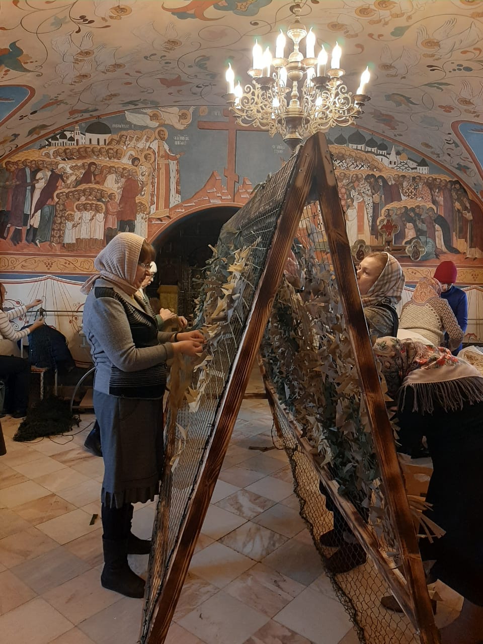 На приходе храма святых князей Бориса и Глеба в Зюзине состоялся мастер-класс по вязанию маскировочных сетей