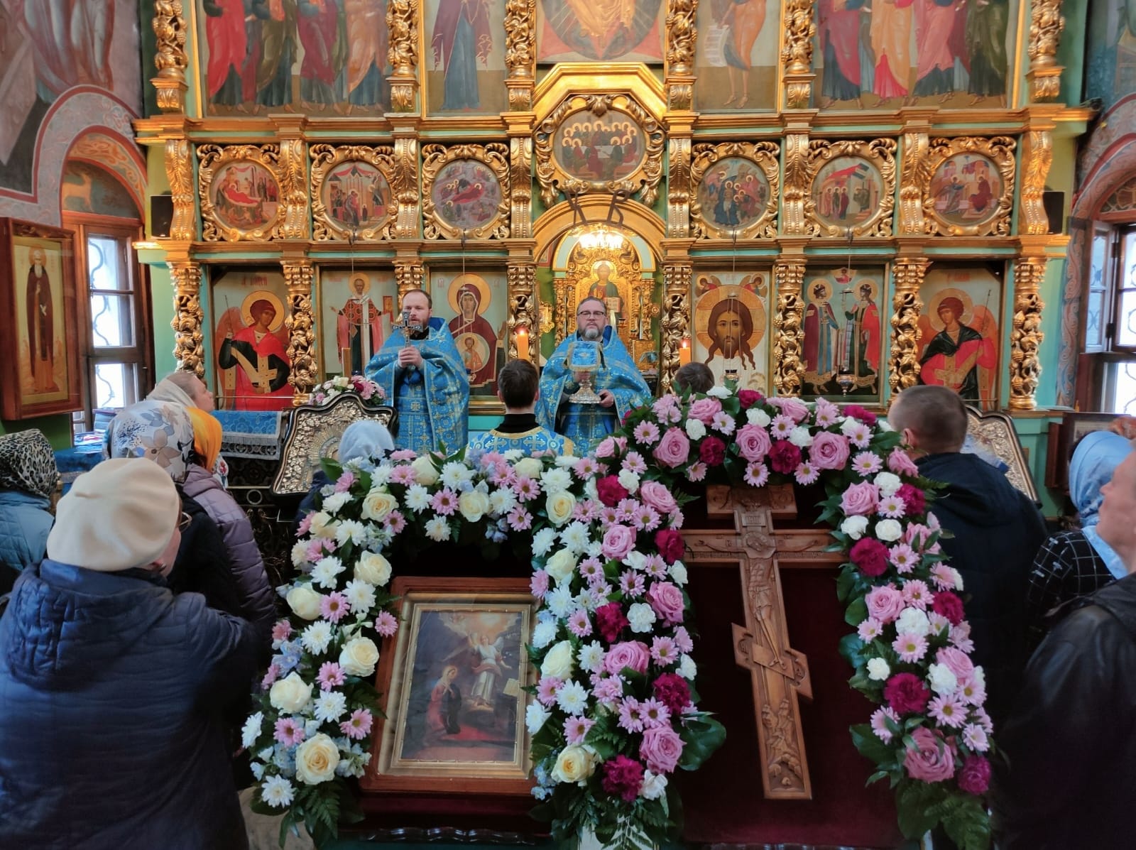 В храме святых Бориса и Глеба в Зюзине встретили Крестопоклонную Неделю и праздник Благовещения Пресвятой Богородицы