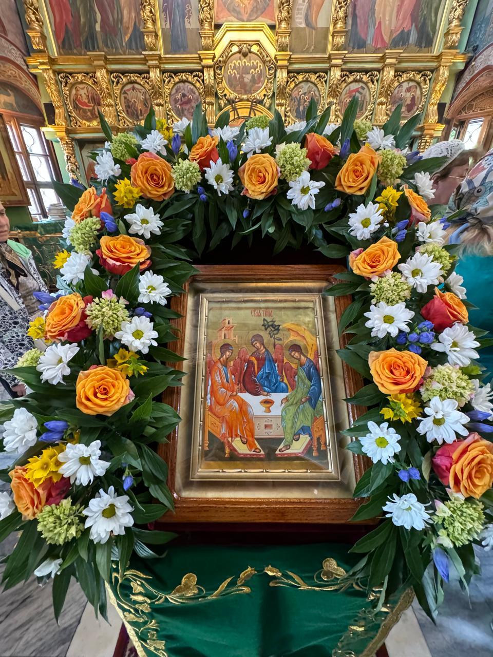 «Видехом свет истинный, прияхом Духа Небеснаго, обретохом веру истинную, нераздельней Троице покланяемся»: в храме святых князей Бориса и Глеба в Зюзине встретили праздник Святой Троицы