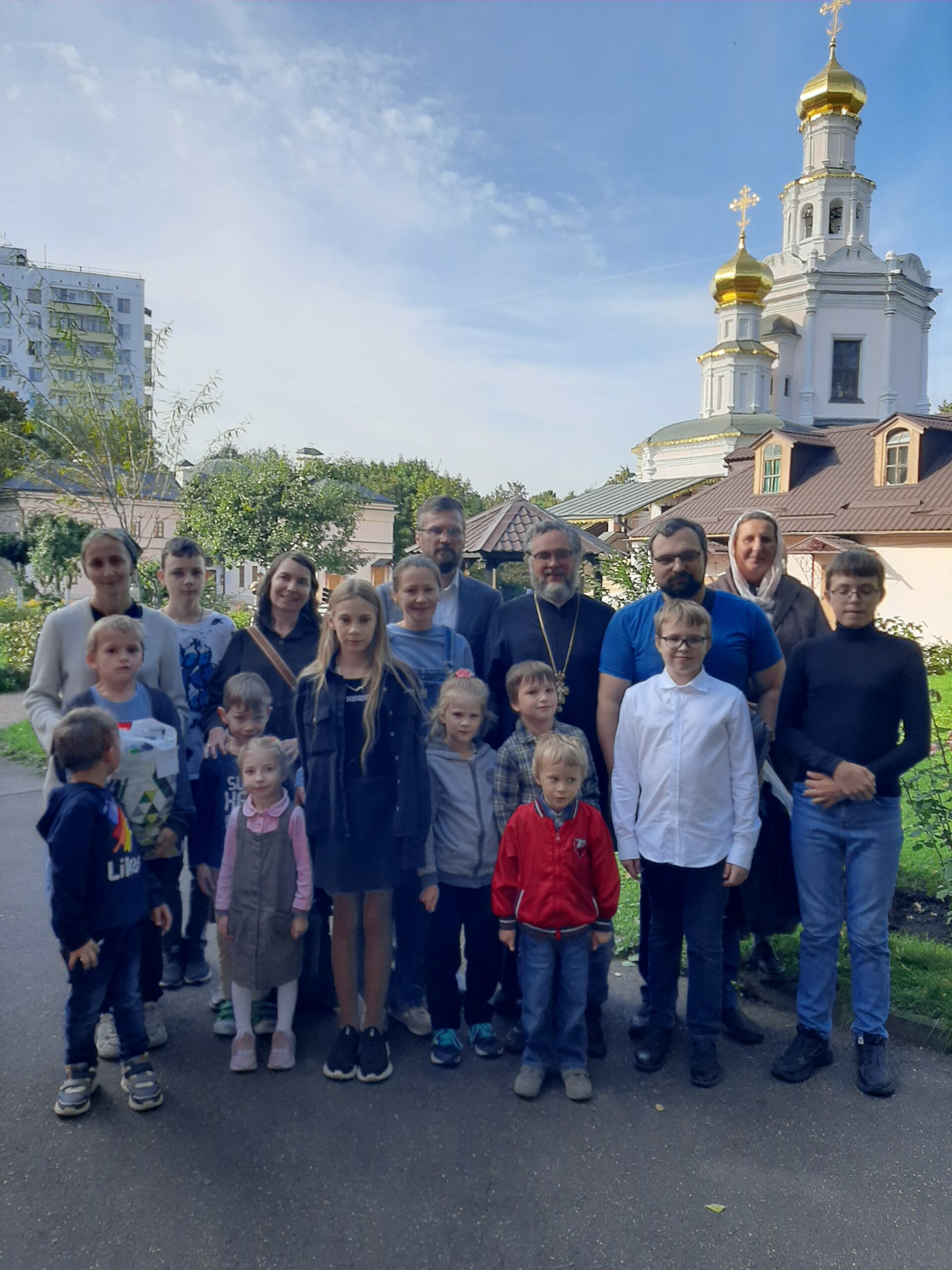 Многодетные семьи храма святых князей Бориса и Глеба в Зюзине в начале нового учебного года получили наборы школьных принадлежностей
