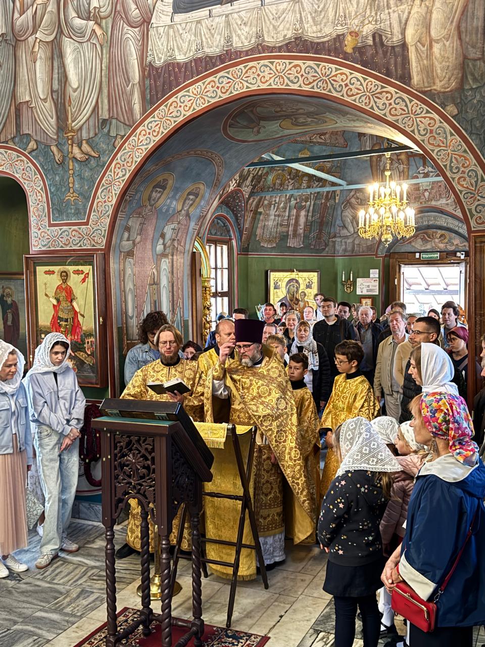 В храме святых князей Бориса и Глеба в Зюзине совершен молебен об учащейся молодежи