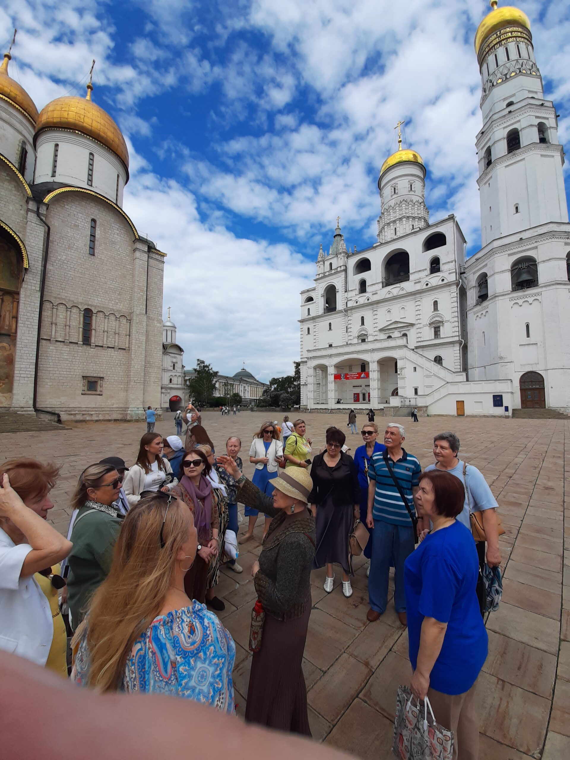 Прихожане храма святых мучеников и страстотерпцев Бориса и Глеба в Зюзине совершили духовно-просветительскую экскурсию в Успенский собор Московского Кремля