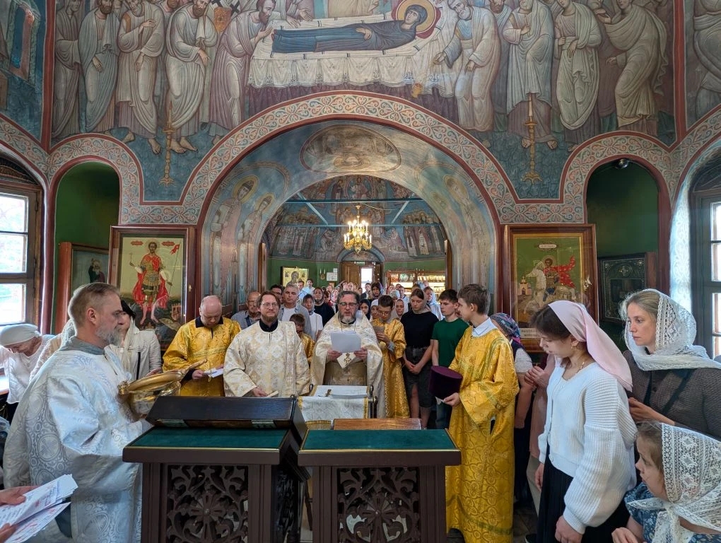 В храме святых князей Бориса и Глеба в Зюзине состоялся молебен с участием преподавателей и студентов перед началом летней экзаменационной сессии